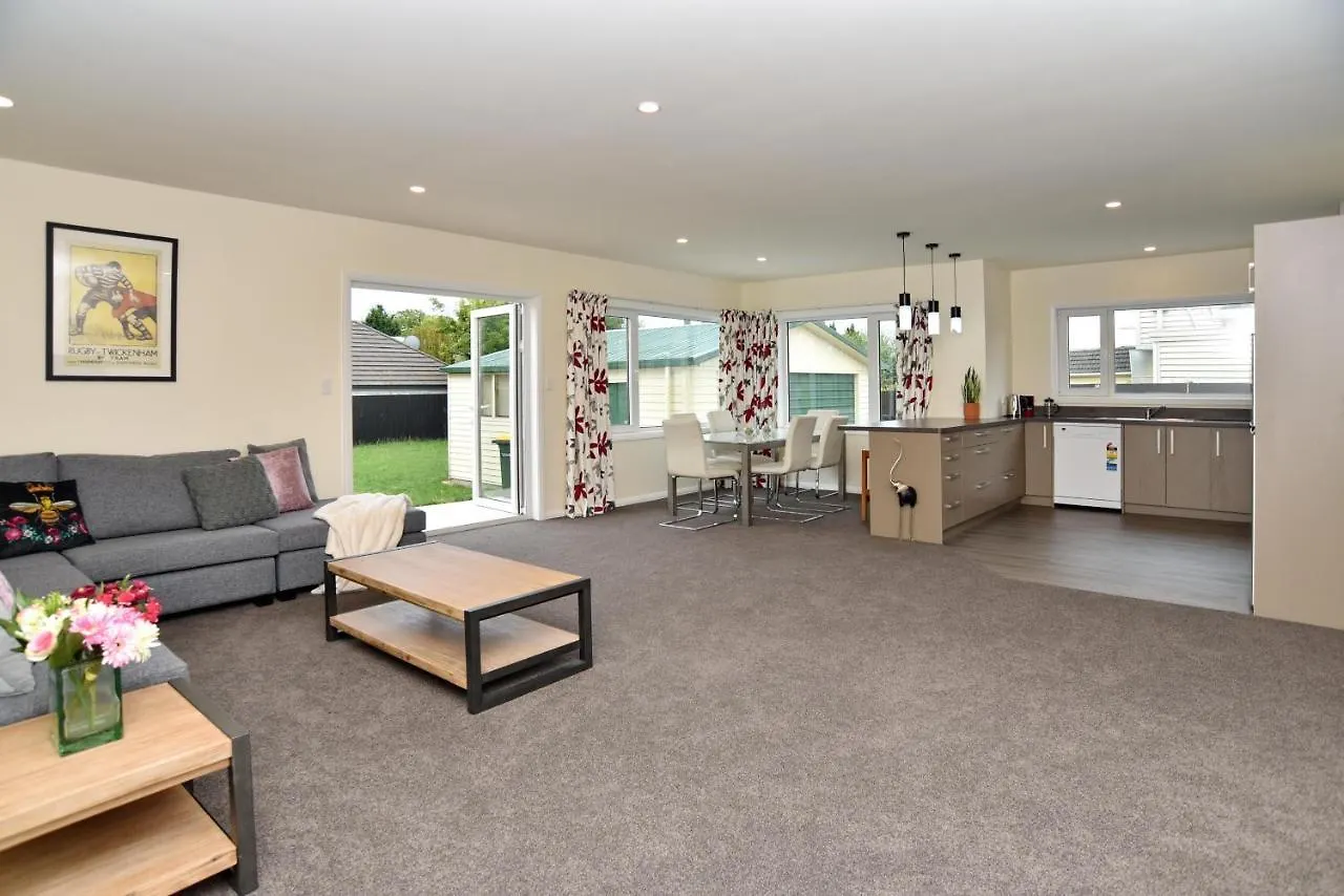 Weston Villa - Spacious & Family Friendly - Bookahome location