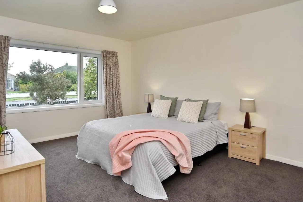 Weston Villa - Spacious & Family Friendly - Bookahome Christchurch Holiday home