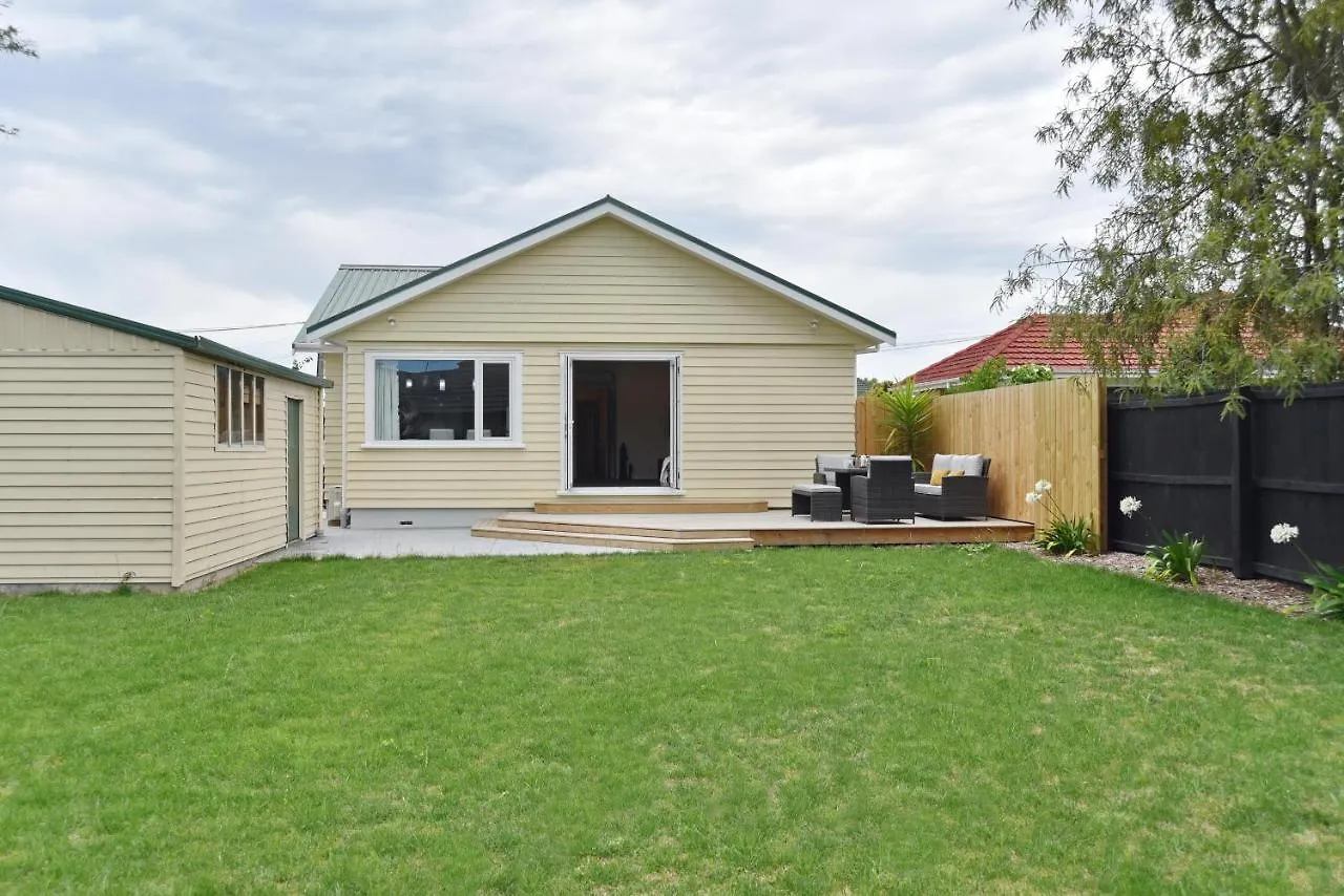 Weston Villa - Spacious & Family Friendly - Bookahome Christchurch Holiday home